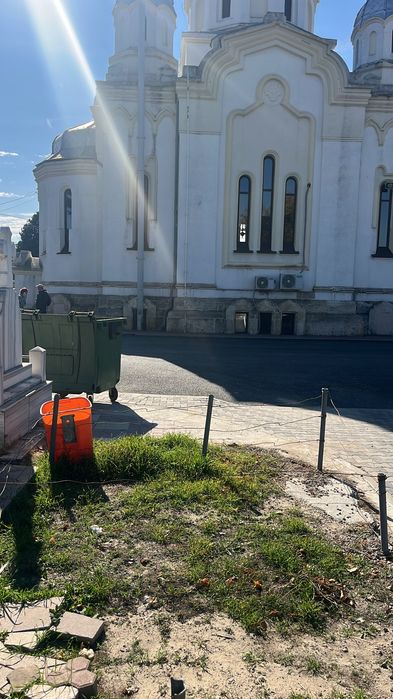 Loc de veci lîngă biserica la alee