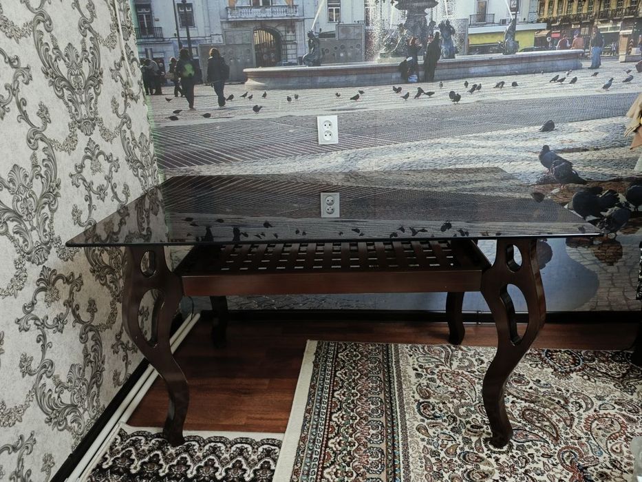 Стеклянный прочный стол