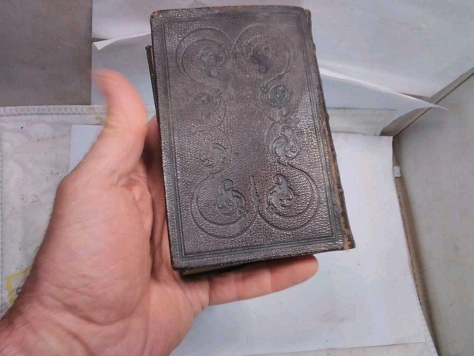 Biblia / Biblie veche ,engleza, 1871, 15x10x3 cm , coperta piele