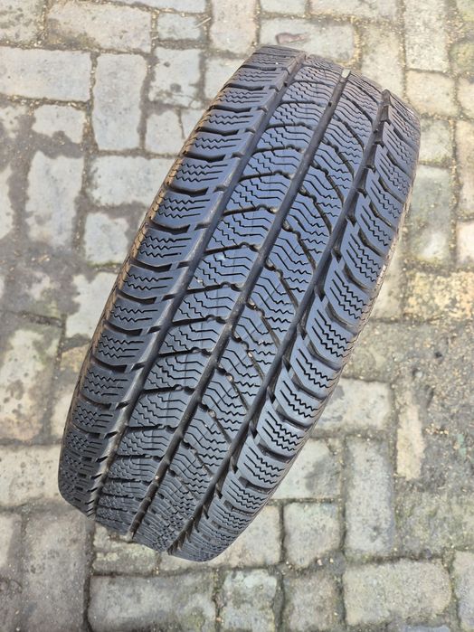 O bucată 215/65 R16C M+S iarnă - una Semperit Goodyear