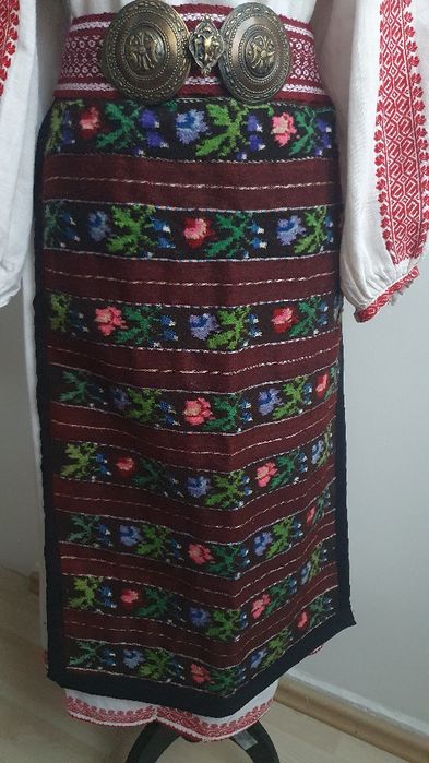 REDUCERE LUNA MAI  35%! Costum popular/ie/camasa cu poale, sorturi/catrinte