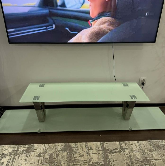 Vând masă tv de sticlă