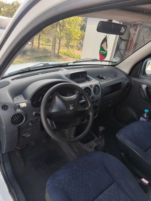Автомобил пежо партнер