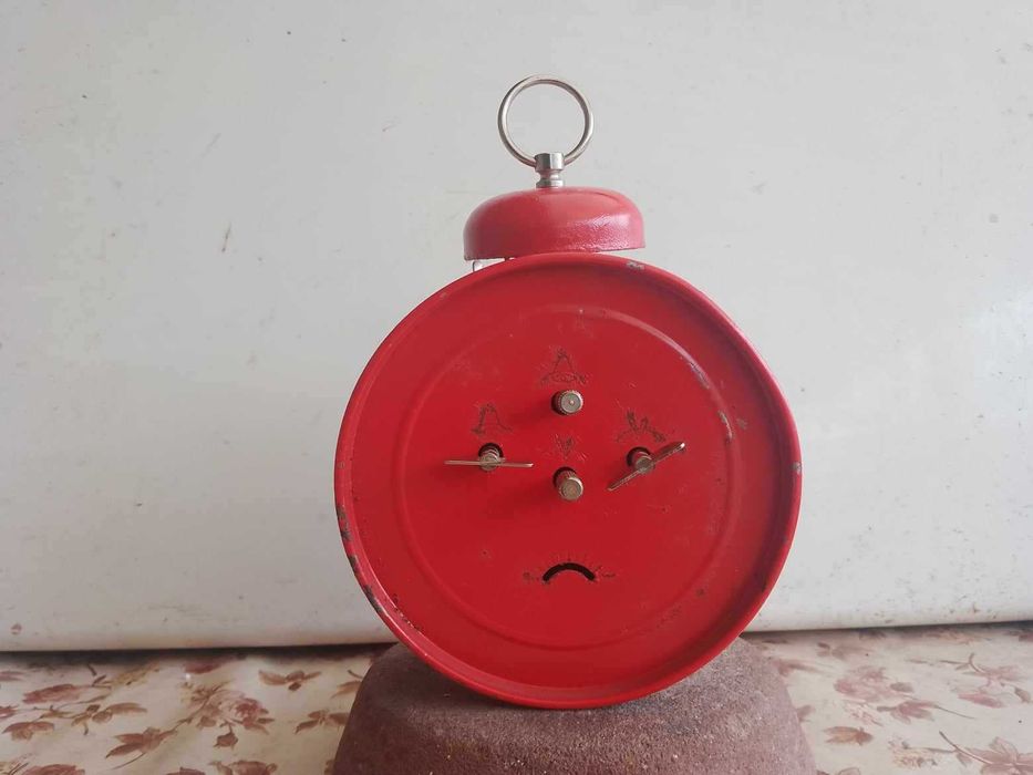 Ceas desteptator de masa - mecanic ,  Jnsa fabricat in Yugoslavia .