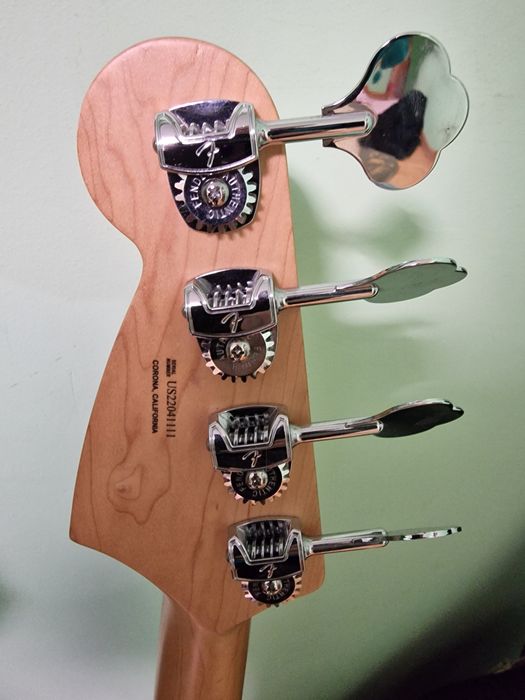 Vând chitară bas Fender nefolosită