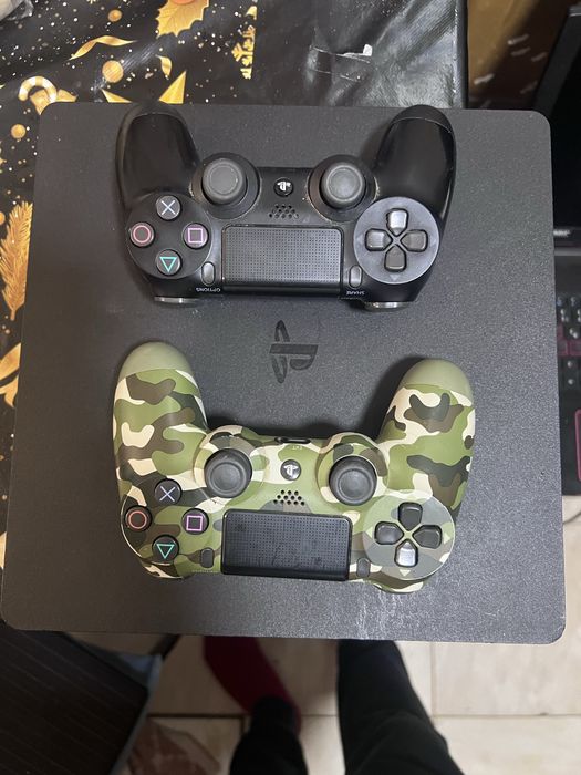 Vand ps4 cu 2 manete !