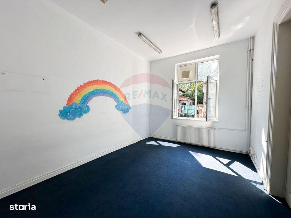 Spatiu comercial | doua cladiri, curte proprie | 300 mp |