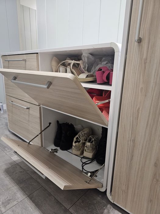 Шкаф за обувки и гардероб за антре