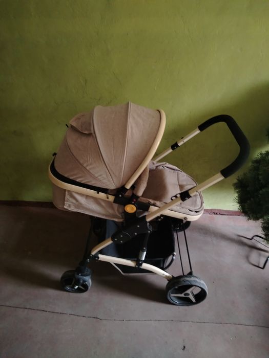 Детская коляска и ходунки.