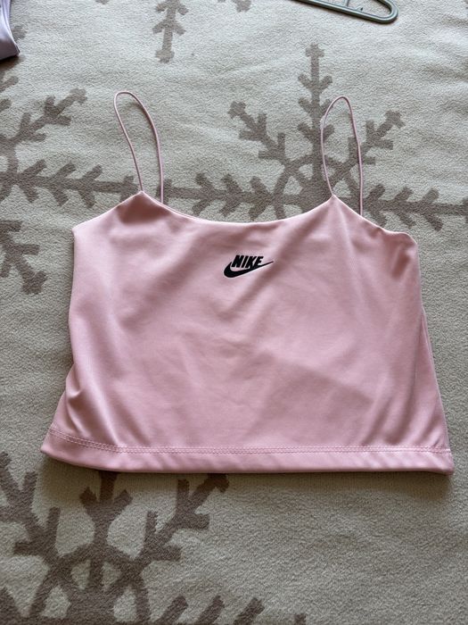 Топ Nike на тонких бретелях.