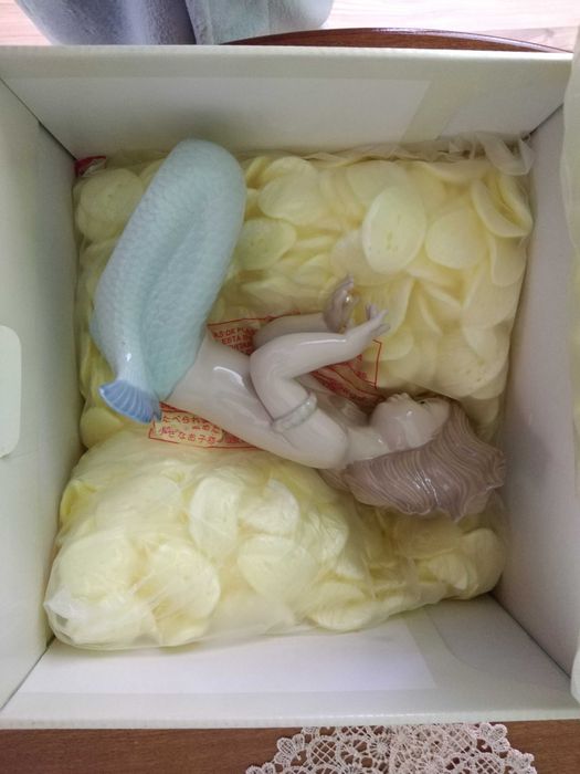 Bibelou sirenă din porțelan – nou, în cutie