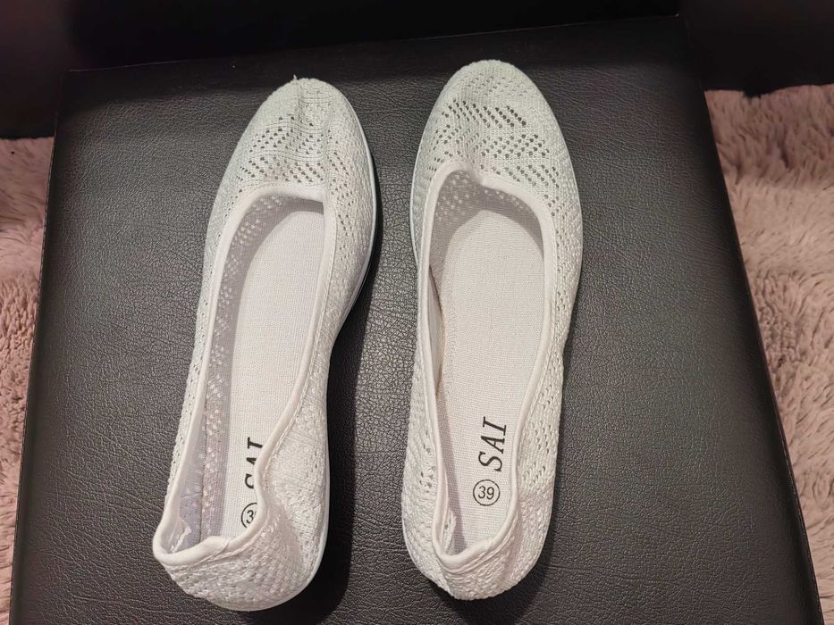 Бели обувки пролетни-летни