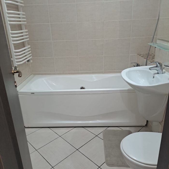 Închiriez apartament cu 2 camere