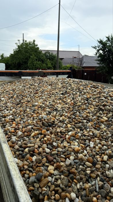 Piatra de râu 16-32 mm decorativă – ideală pentru curți, alei, grădini