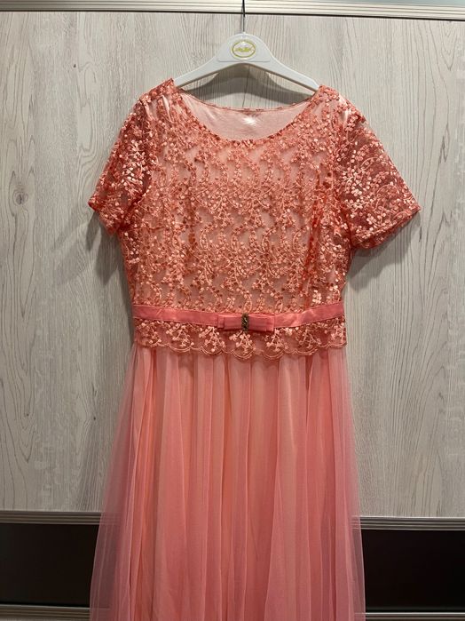 Розовое вечернее платье