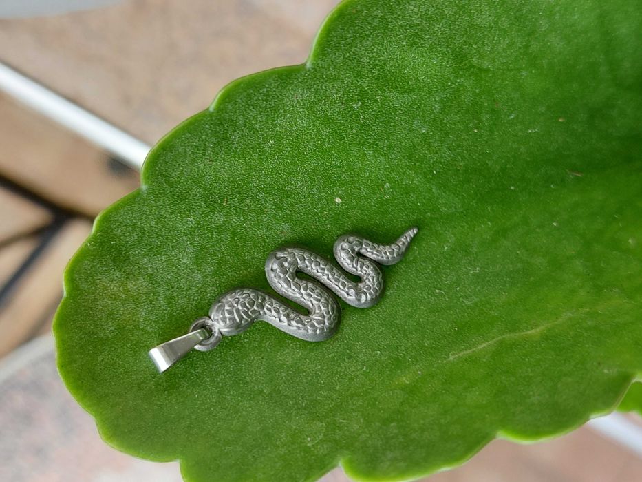 Самостоятелен сребърен медальон - змия. 15 лв