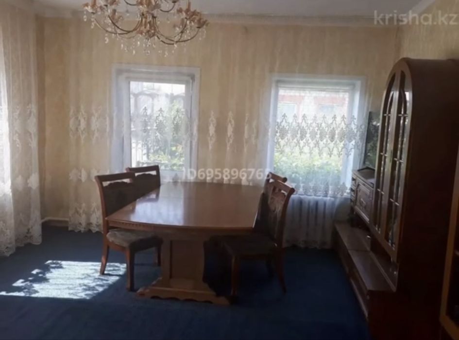Продам дом восемь комнат, дачный район.
