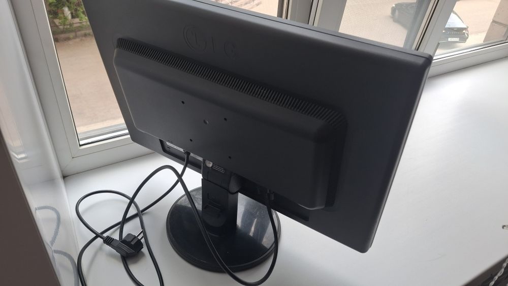 Монитор LG Flatron W2242S