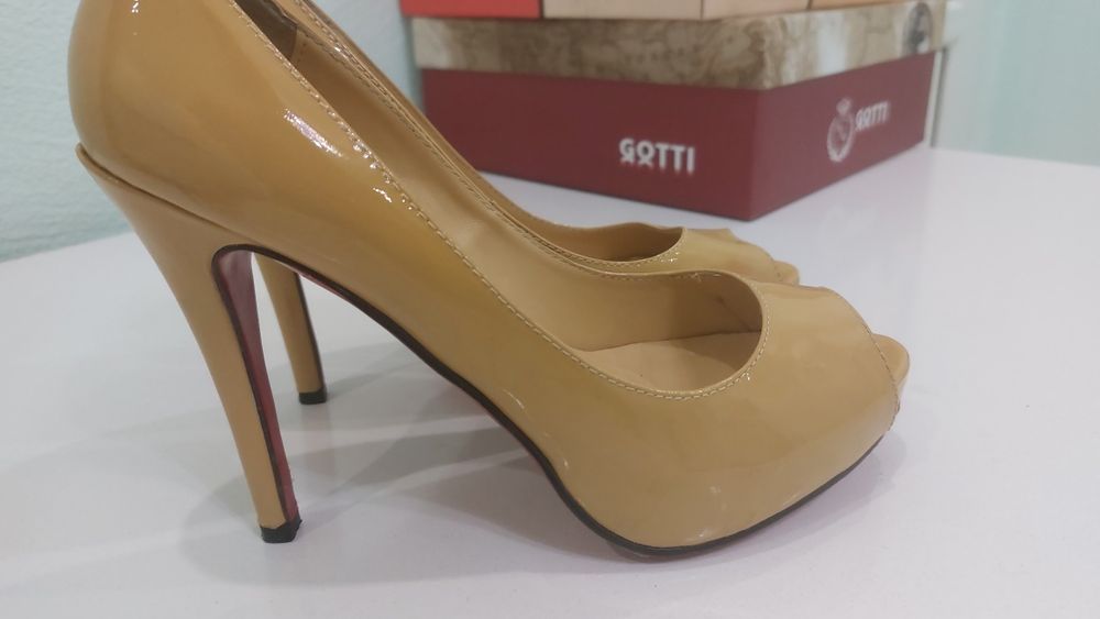 Каблуки жёлтые 39 размера