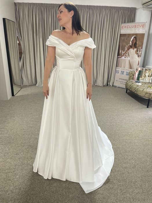 Vand rochie de mireasa deosebita!