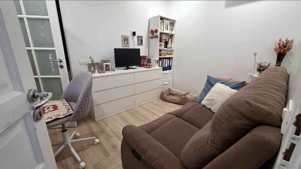Casă Viile Noi, 330m2 teren,50 m2 construiți,2 locuri parcare proprie,grădină amenajată,centrală pe gaz,aer condiționat.