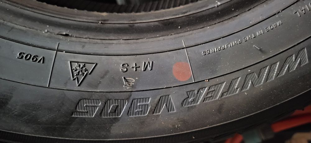 Vând 2 cauciucuri yokohama iarnă noi 185/60/15