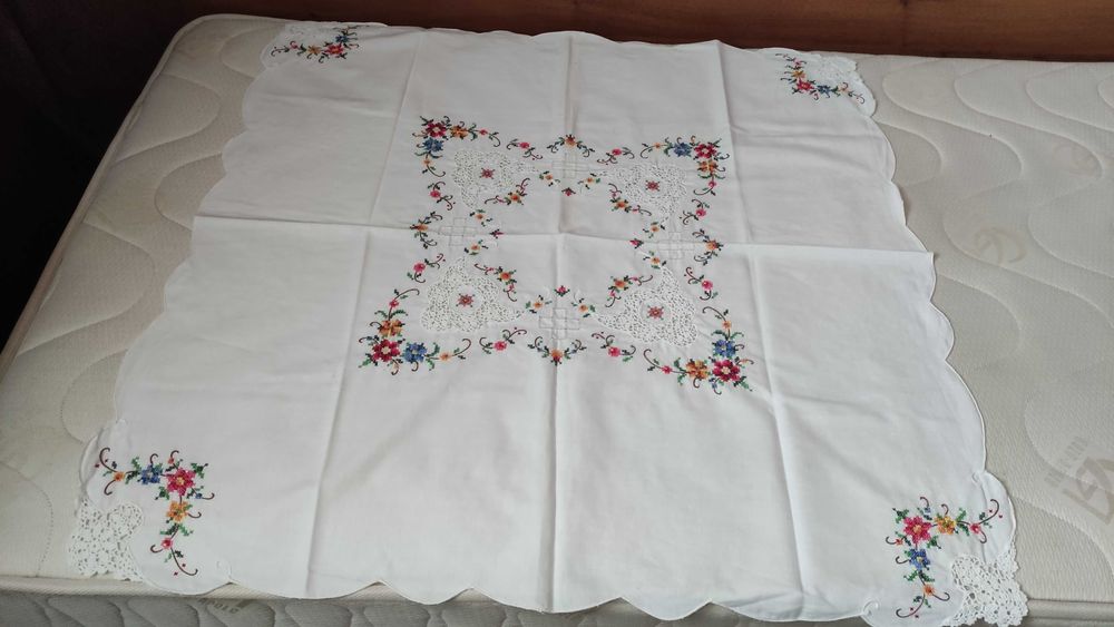 Памучна покривка с ръчна бродерия и дантела на една кука