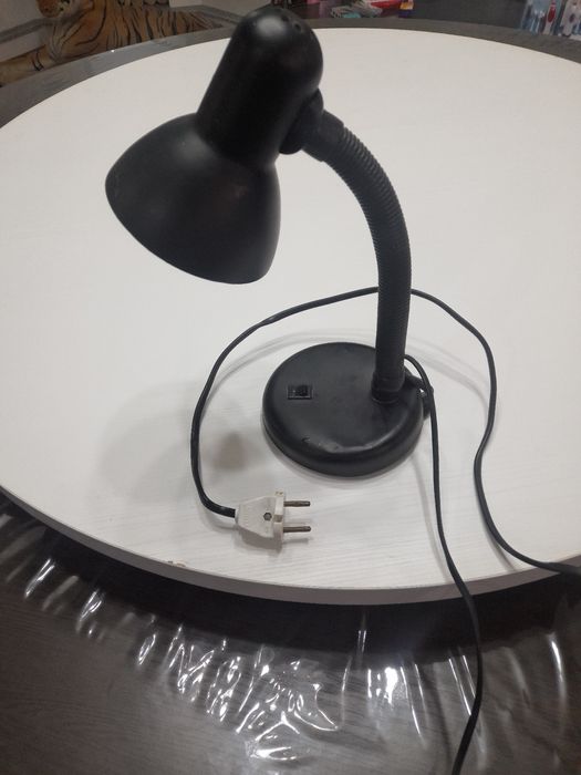 Продаётся настольная лампа.  Светильник.