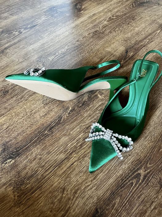 Pantofi satinati cu pietre