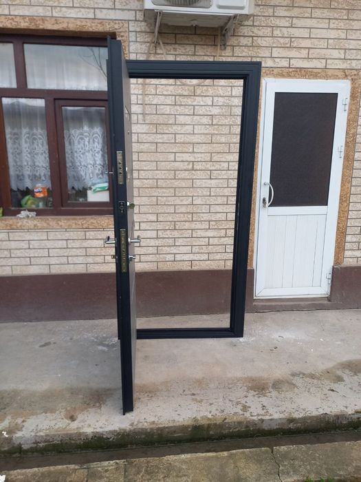 Эшик б, у сотилади холати яхши. Продаётса двер.