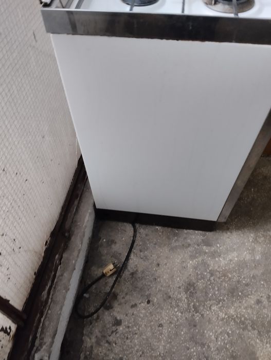 Vând aragaz electric