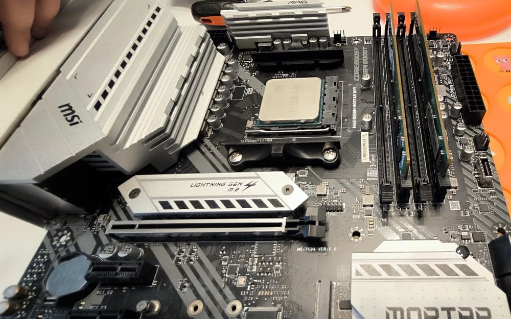 Ryzen 7 5700X , msi B550M wifi 2x8GB Ram