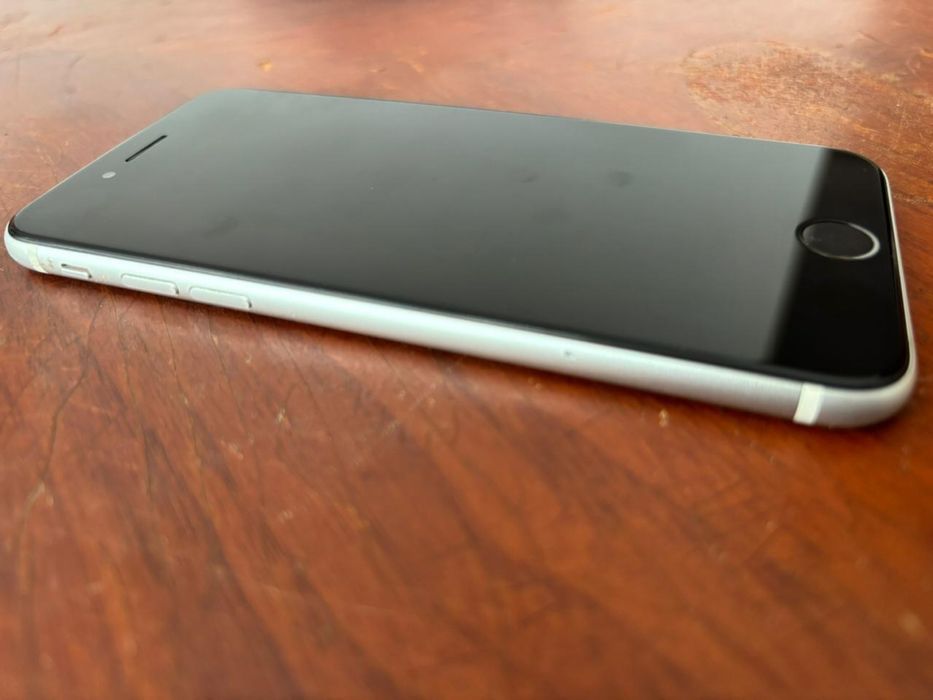 Iphone SE 2020 (eac) white в хорошем состояний.