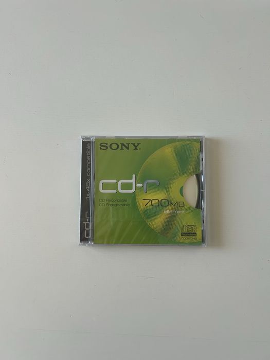 Продавам чисто нов диск