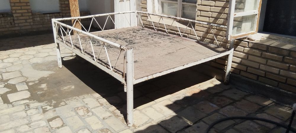 Топчан железный.