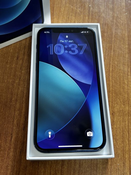 iPhone 12 с документом , синий цвет