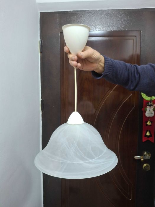 Lampa suspendabila cu abajur din sticla