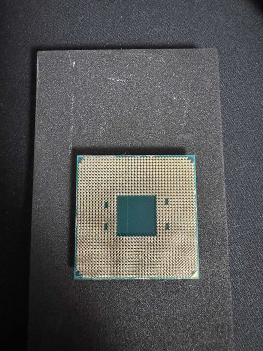AMD Ryzen 7 5700X3D, in GARANTIE! ofer gratuit cooler pe aer.