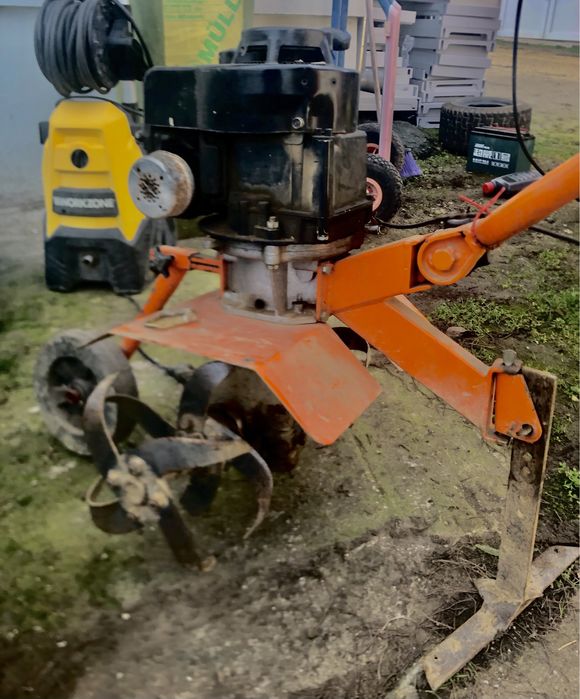 Vând motocultor (freză de grădină) cu motor Briggs & Stratton 4 CAI