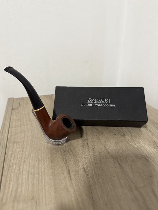 Aparat aspire si glo, plus pipă.