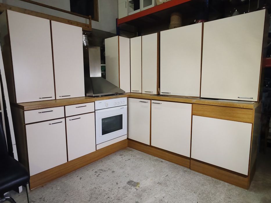 Mobila de bucătărie pe colt