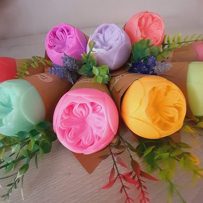 Букети от пластични и глицеринови цветя