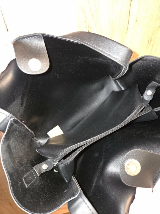 Дълбока черна чанта