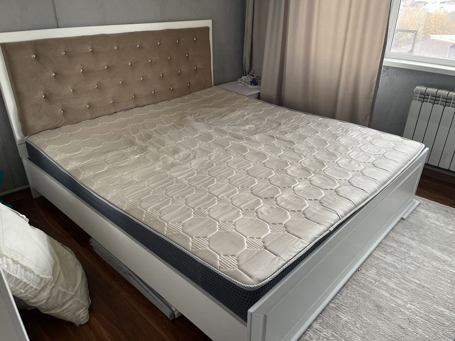 Нормальный Матрас 180*200.