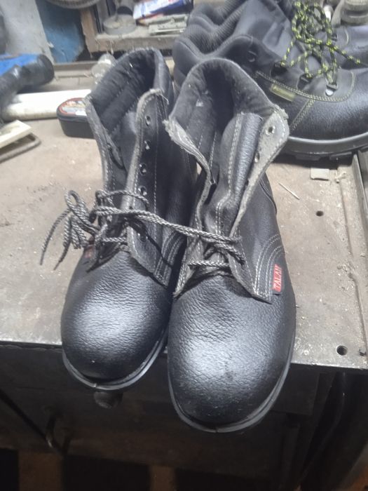 Продам спецобувь.