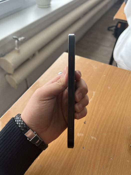 Продам Iphone 13