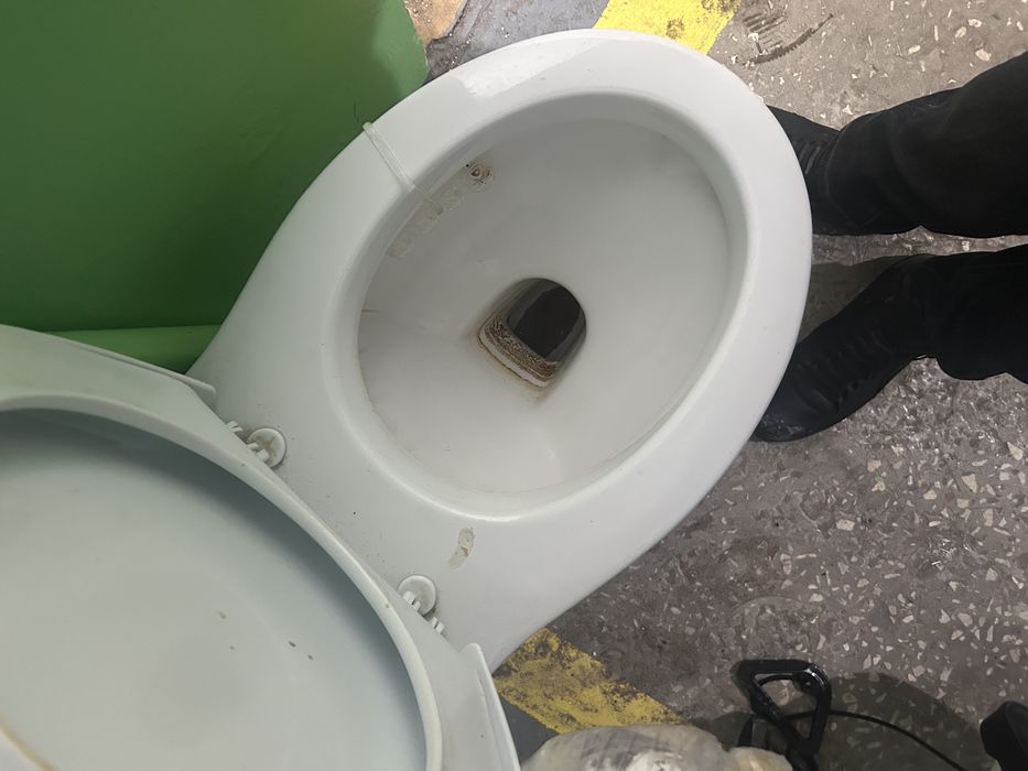 Продам унитаз б/у белый