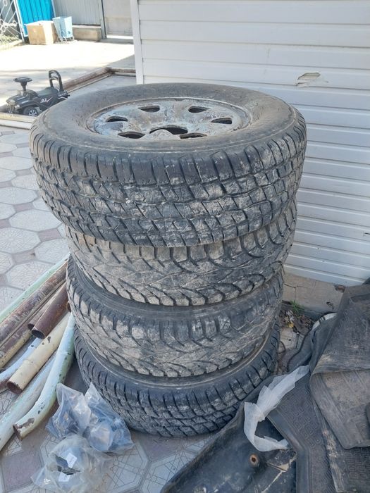 Продам резину с дисками от Хайлюкса