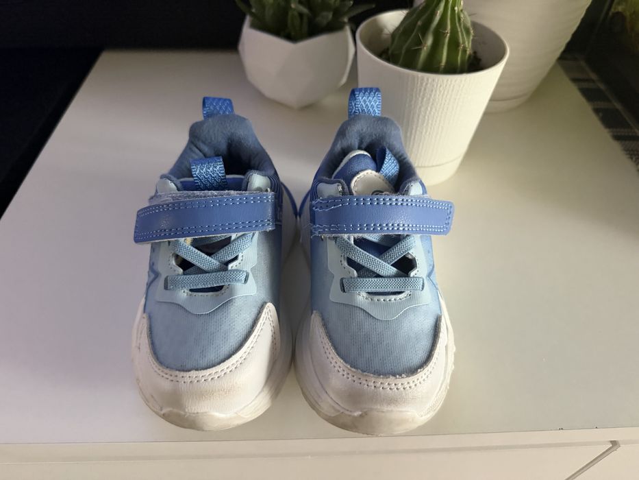 Продам детские кроссовки 23-24р