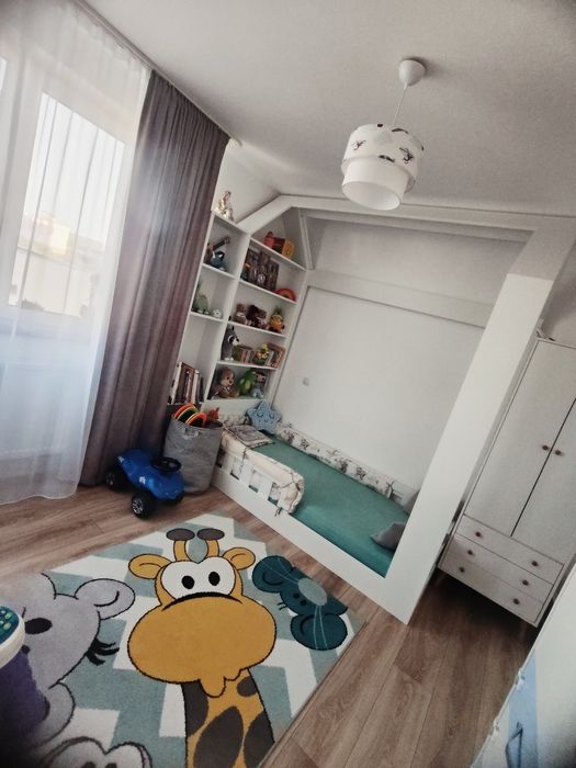 Pat Montessori tip căsuță cu bibliotecă/rafturi integrate – 90x200 cm ( realizat din MDF )